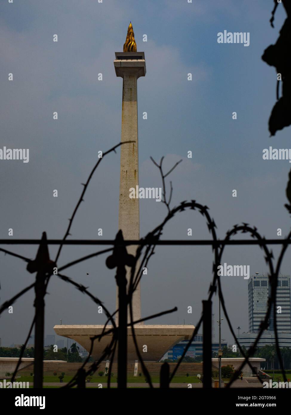 Jakarta, 30 septembre 2021. Le Monument National (indonésien: Monumen Nasional, abrégé Monas) est un obélisque de 132 m (433 pi) dans le centre de Merde Banque D'Images