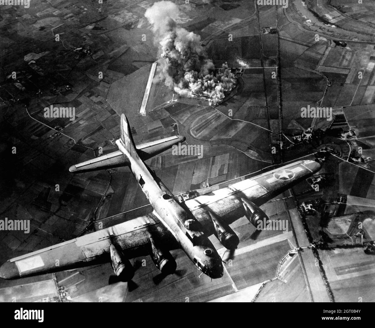 Un Boeing B-17 Forteresse volante de la 8e Force aérienne de l'USAF lors du raid sur l'usine focke Wulf à Marienburg, en Allemagne Banque D'Images