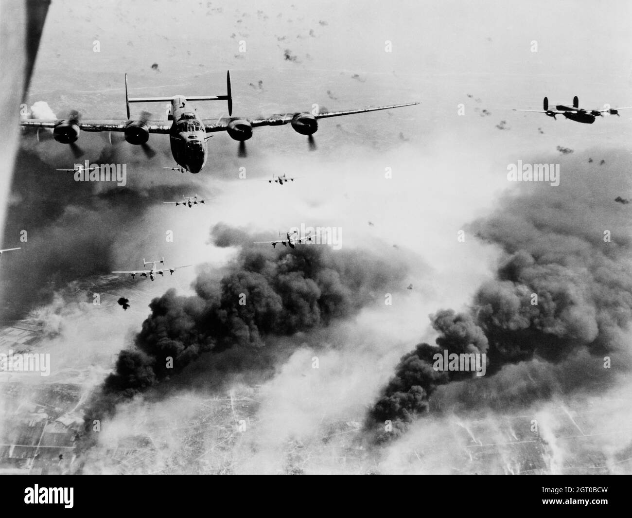 Un Boeing B-24 libérateurs volant par la fumée pendant l'opération Tidal Wave, les attaques contre les raffineries de pétrole Ploesto en Roumanie Banque D'Images