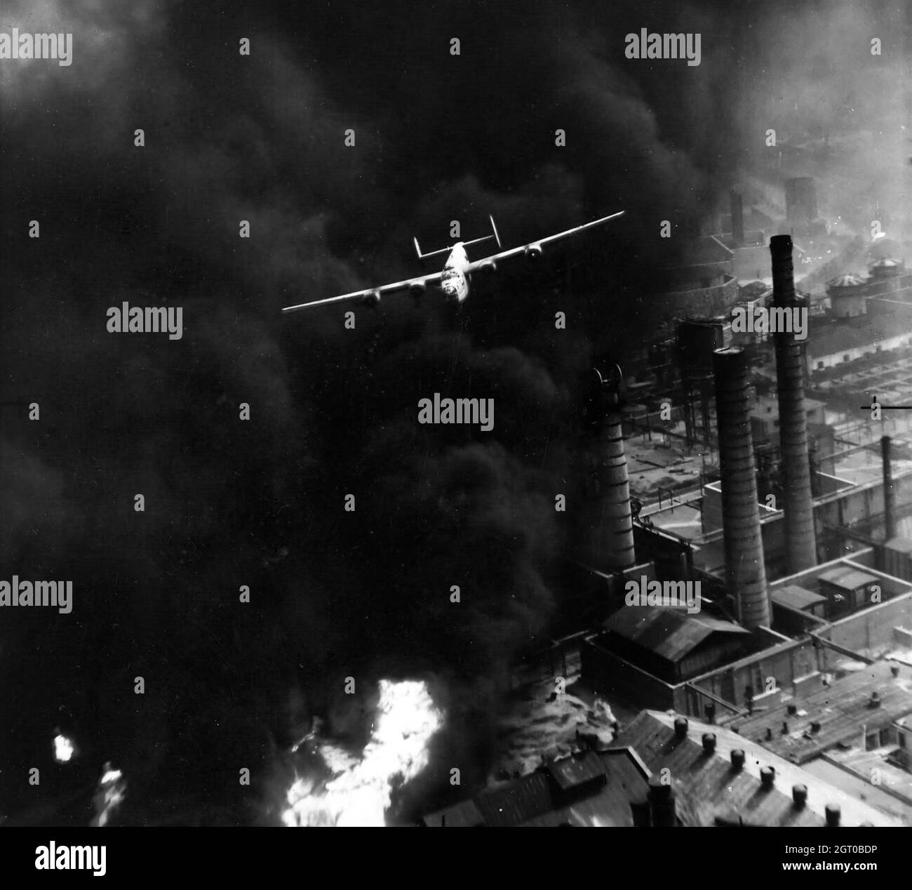 Un Boeing B-24 Liberator volant de fumée pendant l'opération Tidal Wave, les attaques contre les raffineries de pétrole de Ploesto en Roumanie Banque D'Images