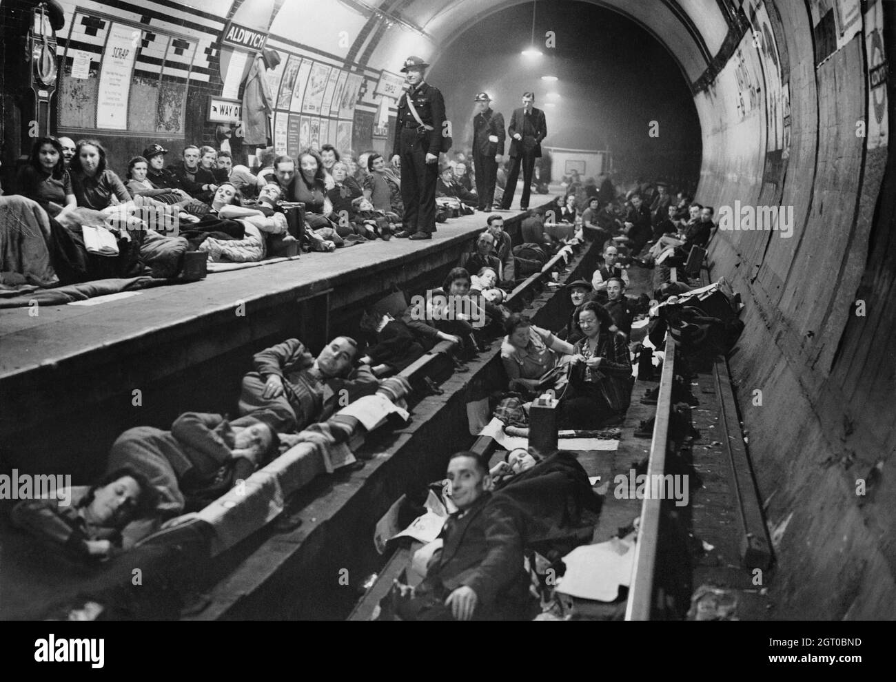 Station de métro Aldwych utilisée comme abri à la bombe en 1940 Banque D'Images