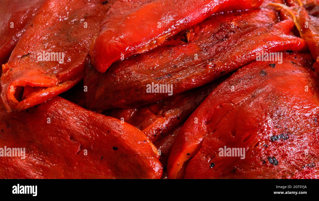 Poivrons rouges – fraîchement torréfiés et pelés.La récolte de poivre rouge est naturellement cultivée dans le jardin à la maison pour une alimentation familiale saine. Banque D'Images