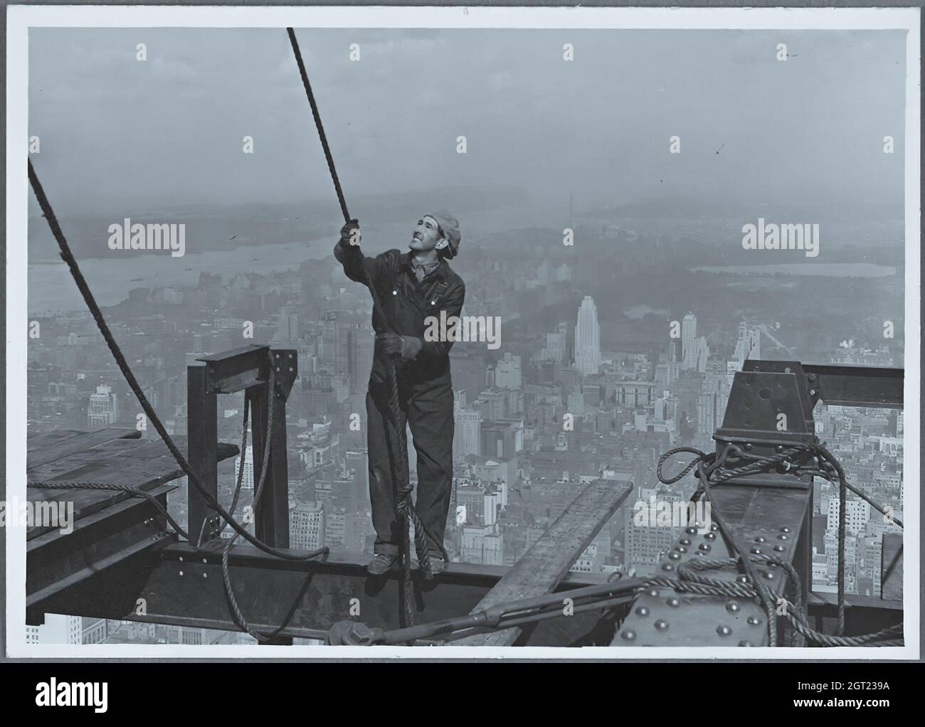 EMPIRE STATE BUILDING NY, NY 1930 - 1931. Vues générales et détaillées de l'Empire State Building en construction montrant les travailleurs qui effectuent diverses tâches, notamment le positionnement, le soudage et le rivetage de l'acier, les matériaux et fournitures de levage, ainsi que l'exploitation et la réparation de machines. Il y a aussi des vues panoramiques sur le centre-ville de Manhattan montrant d'autres bâtiments en construction. Photographies de : Hine, Lewis Wickes, 1874-1940 . Banque D'Images