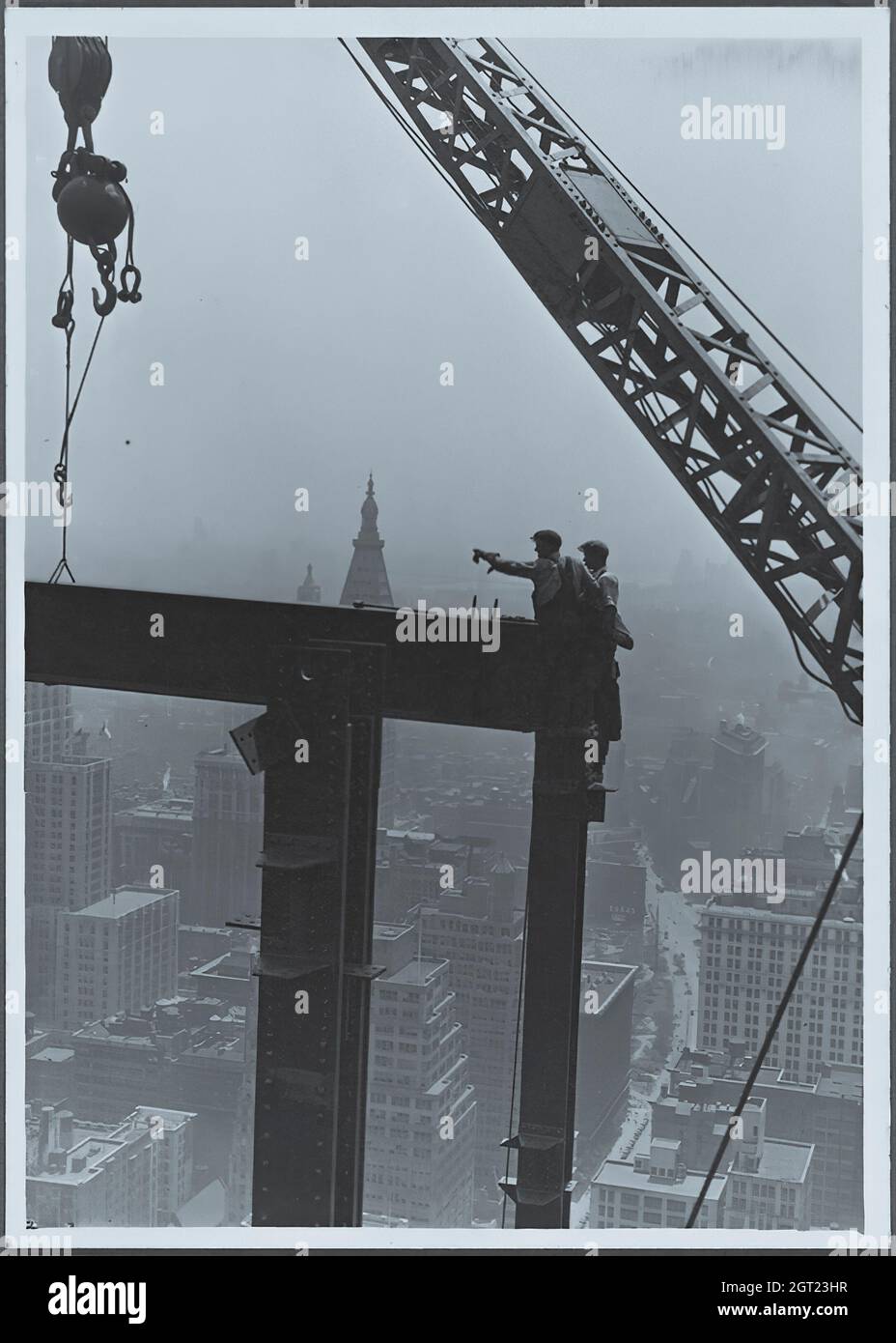 EMPIRE STATE BUILDING NY, NY 1930 - 1931. Vues générales et détaillées de l'Empire State Building en construction montrant les travailleurs qui effectuent diverses tâches, notamment le positionnement, le soudage et le rivetage de l'acier, les matériaux et fournitures de levage, ainsi que l'exploitation et la réparation de machines. Il y a aussi des vues panoramiques sur le centre-ville de Manhattan montrant d'autres bâtiments en construction. Photographies de : Hine, Lewis Wickes, 1874-1940 . Banque D'Images