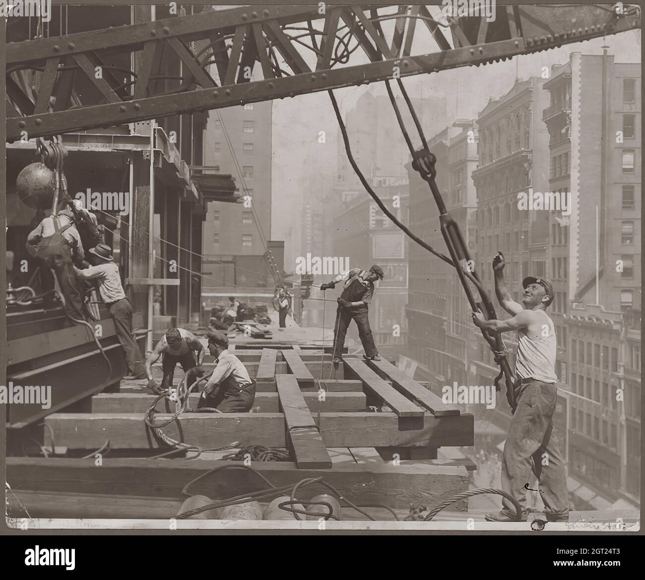 EMPIRE STATE BUILDING NY, NY 1930 - 1931. Vues générales et détaillées de l'Empire State Building en construction montrant les travailleurs qui effectuent diverses tâches, notamment le positionnement, le soudage et le rivetage de l'acier, les matériaux et fournitures de levage, ainsi que l'exploitation et la réparation de machines. Il y a aussi des vues panoramiques sur le centre-ville de Manhattan montrant d'autres bâtiments en construction. Photographies de : Hine, Lewis Wickes, 1874-1940 . Banque D'Images