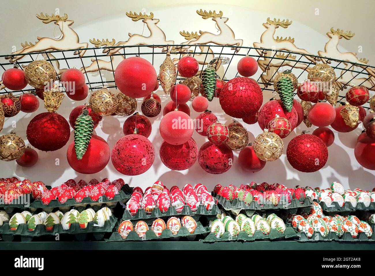 Différentes boules de Noël et oeufs de Pâques sur Une étagère à vendre  Photo Stock - Alamy