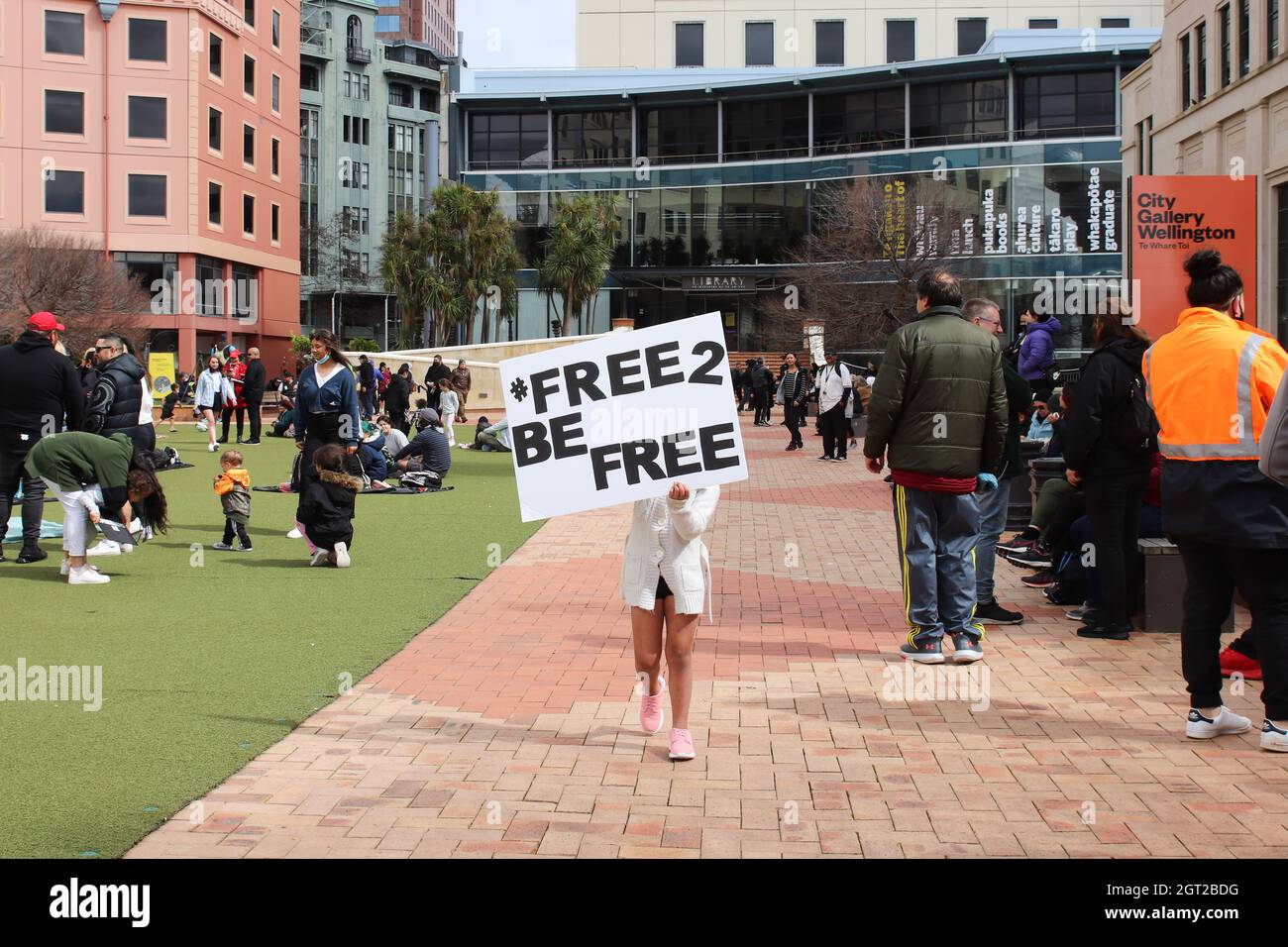 Wellington, Nouvelle-Zélande. 2 octobre 2021. Une jeune fille maorie porte un panneau à un pique-nique de la liberté organisé par les opposants aux restrictions continues de Covid. La consommation de vaccins chez les jeunes Maoris demeure inférieure à celle du reste de la population. Crédit : Lynn grief/Alamy Live News Banque D'Images