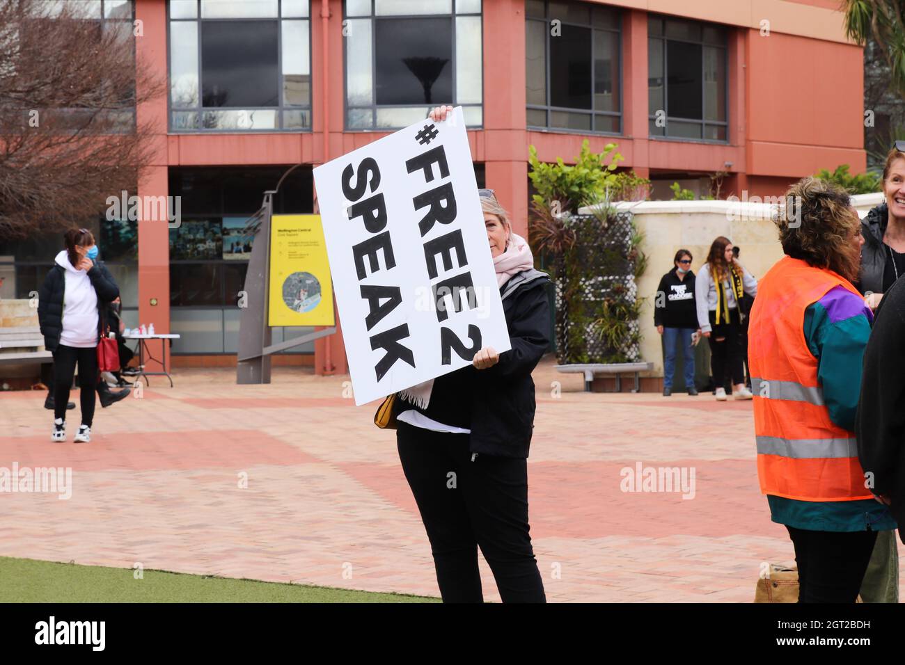 Wellington, Nouvelle-Zélande. 2 octobre 2021. Une femme tient un panneau favorisant la liberté d'expression lors d'un pique-nique organisé par les opposants aux restrictions continues de Covid. Crédit : Lynn grief/Alamy Live News Banque D'Images