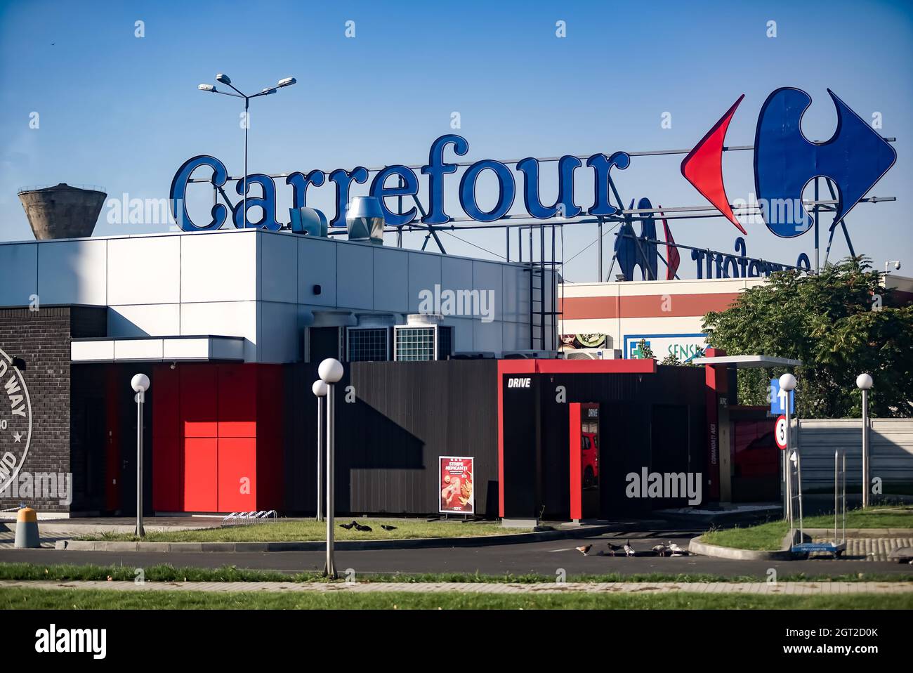 Bucarest, Roumanie - 27 septembre 2021 : le logo du distributeur multinational français Carrefour est visible au-dessus de son magasin situé dans le Vulcan Value ce Banque D'Images