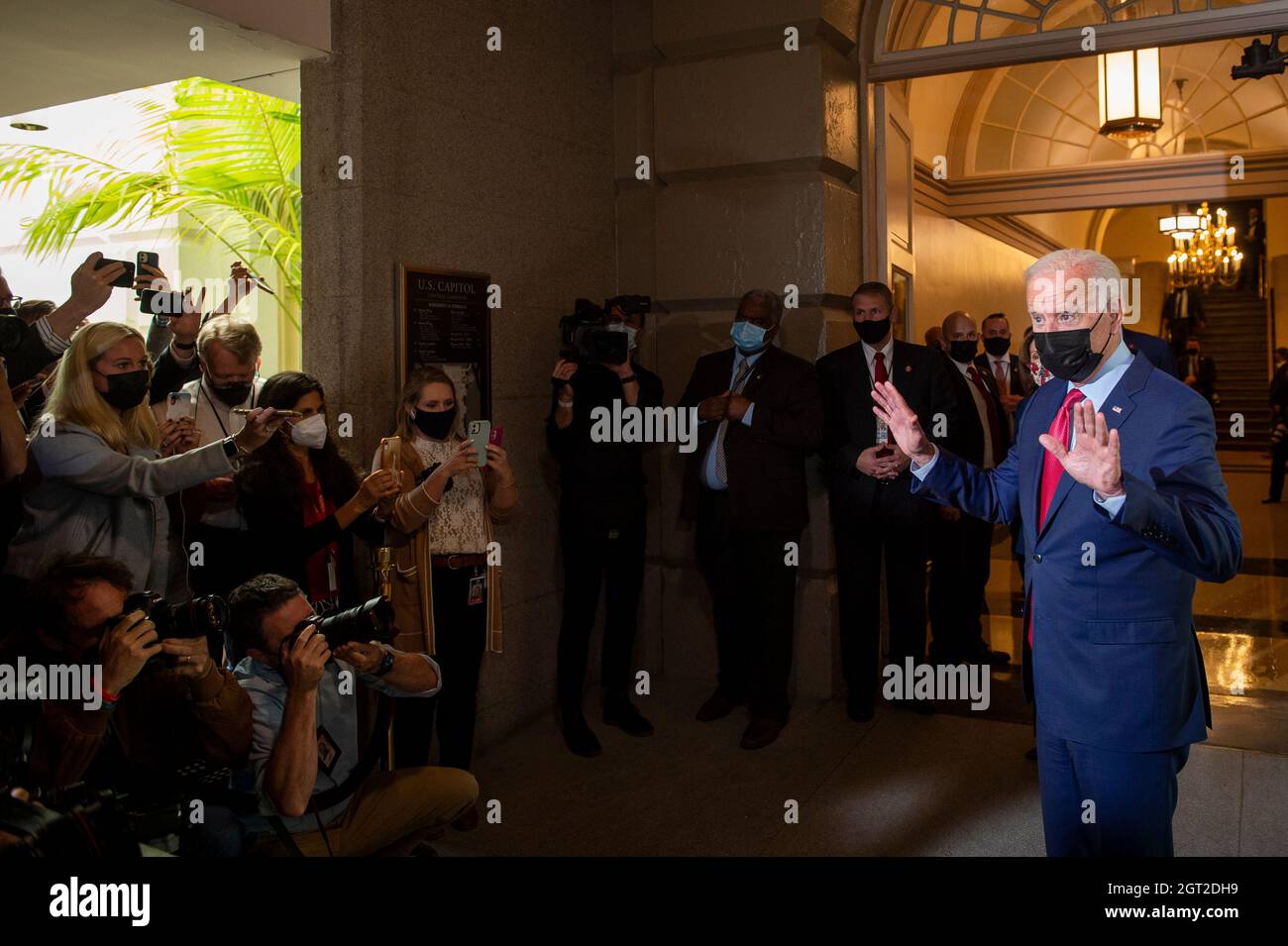 Washington DC, États-Unis. 1er octobre 2021. Le président des États-Unis Joe Biden prend un moment pour faire part de ses commentaires aux journalistes alors qu'il quitte le Capitole des États-Unis à la suite de discussions sur la facture des infrastructures à Washington, DC, le vendredi 1er octobre 2021. Crédit: Rod Lamkey/CNP/MediaPunch crédit: MediaPunch Inc/Alay Live News Banque D'Images