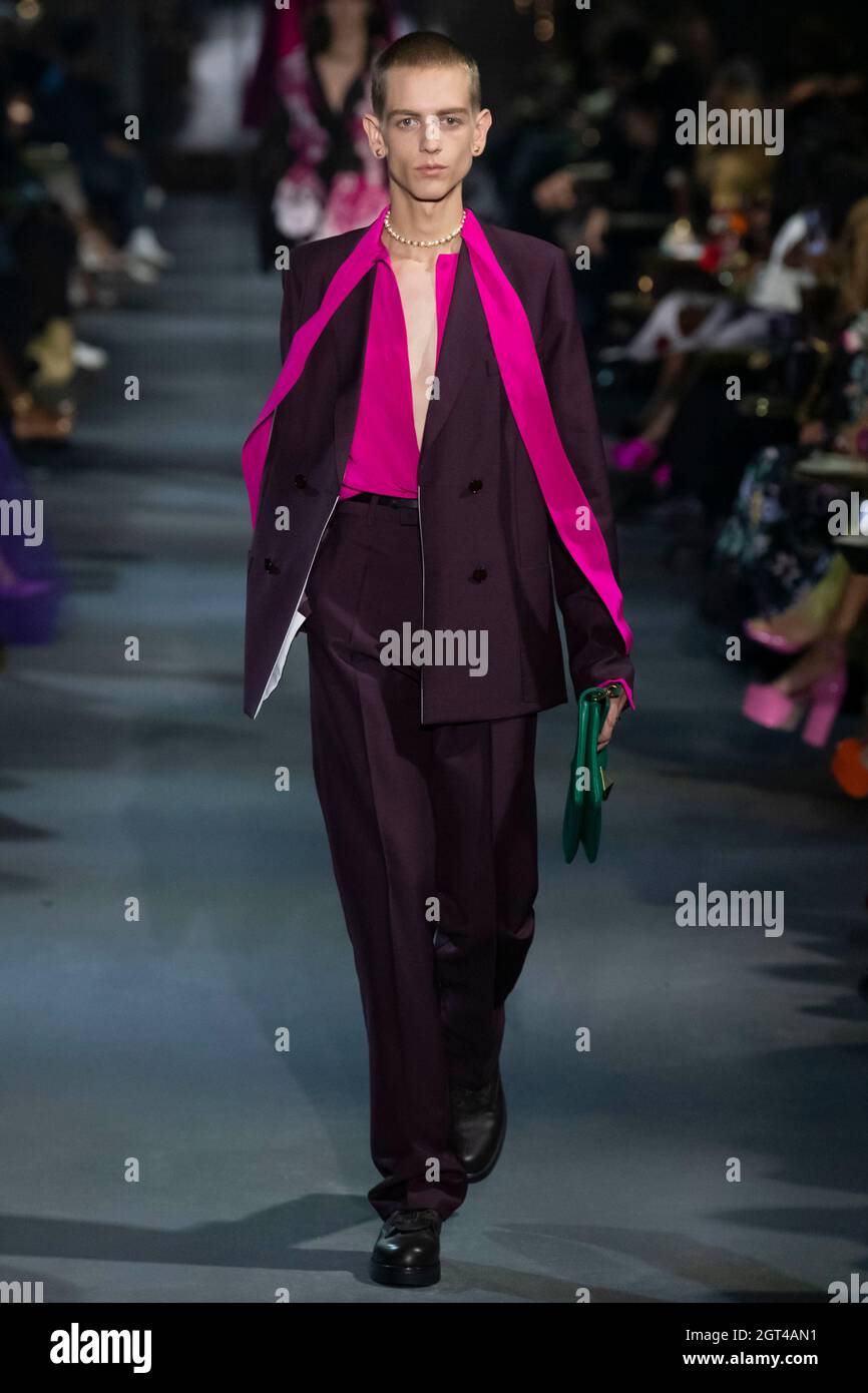 VALENTINO SS22 piste pendant la semaine de la mode à Paris - Paris, France. 01/10/2021 Banque D'Images