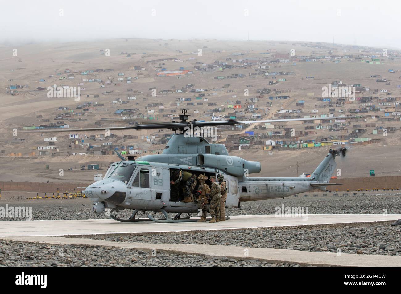 Marines des États-Unis avec Force opérationnelle aérienne marine spéciale – UNITAS et les pays partenaires, entrez dans un hélicoptère UH-1Y Venom lors d'une évolution d'entraînement rapide à la base du corps marin péruvien Ancon, Pérou, le 26 septembre 2021, pendant l'exercice UNITAS LXII. États-Unis, Brésil, Chili, colombien, mexicain, Et les Marines péruviennes et les membres de la Force de défense jamaïcaine ont achevé une série d'événements de formation afin de renforcer la confiance, d'améliorer la confiance et de renforcer l'interopérabilité afin de mieux nous préparer à une réponse multinationale combinée aux crises émergentes ou aux catastrophes naturelles. UNITAS est le l du monde Banque D'Images