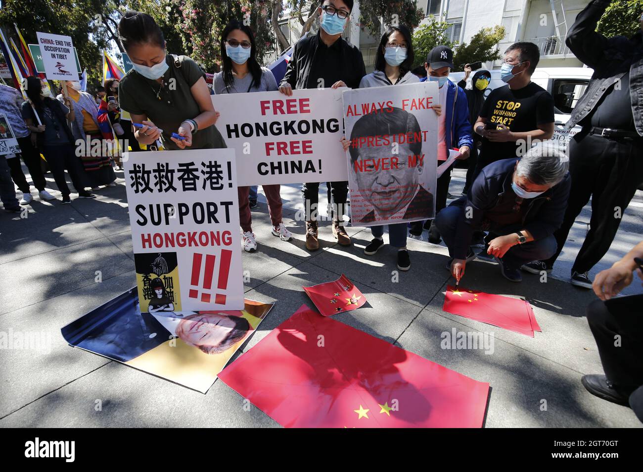 San Francisco, États-Unis. 1er octobre 2021. Les manifestants vus tenant des pancartes lisant « Free Hong Kong, Free China » et « support Hong Kong » lors de la manifestation. « la Fondation chinoise pour l'éducation démocratique » a organisé une manifestation devant le consulat général de la République populaire de Chine à San Francisco pour demander aux médias de se concentrer sur les militants pro-démocratie en Chine et à Hong Kong après les dirigeants d'un groupe d'étudiants pro-démocratie Nommé « politisme tudent », ont été arrêtés aujourd'hui par le droit de la sécurité nationale. (Photo de Michael Ho Wai Lee/SOPA Images/Sipa USA) crédit: SIPA USA/Alay Live News Banque D'Images