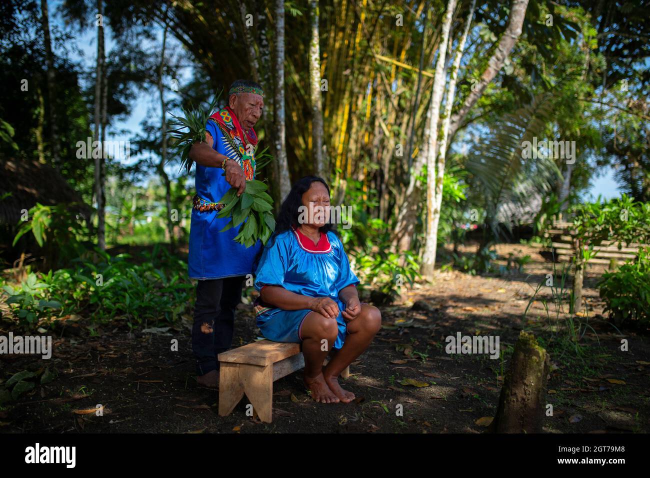 Nueva Loja, Sucumbios / Equateur - 2 septembre 2020: Shaman indigène âgé de nationalité cofan effectuant le rituel de guérison à une femme cofan dans l'A Banque D'Images