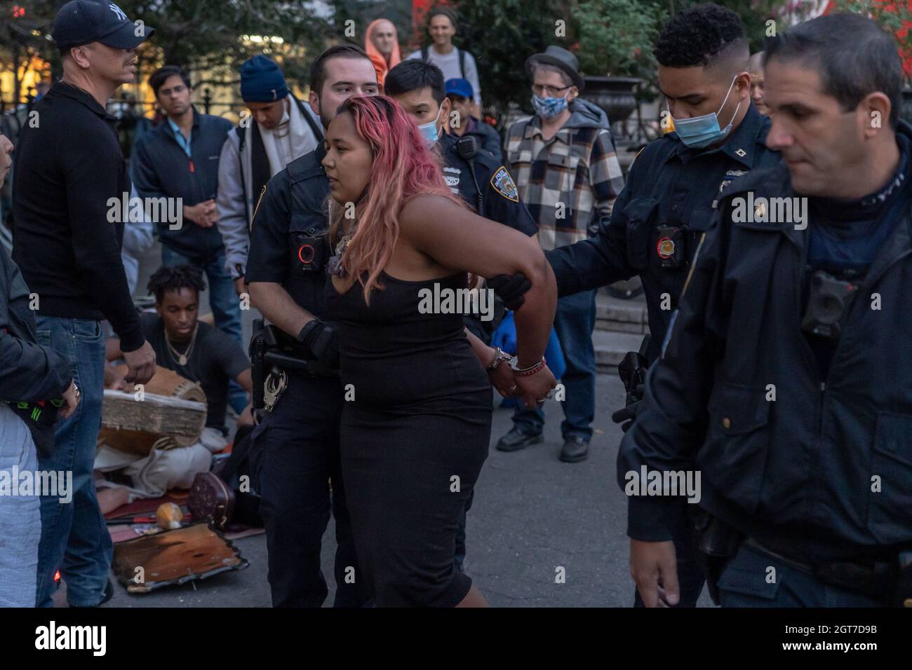 New York, États-Unis. 1er octobre 2021. Une femme est arrêtée par des officiers du département de police de New York (NYPD) lors de l'événement de lancement « eeinjustice » à Union Square, New York. Statues de George Floyd, John Lewis et Breonna Taylor, réalisés par l'artiste Chris Carnabuci pour l'exposition « eeinjustice » de confronter Art, sont exposés sur Union Square à New York. Crédit : SOPA Images Limited/Alamy Live News Banque D'Images