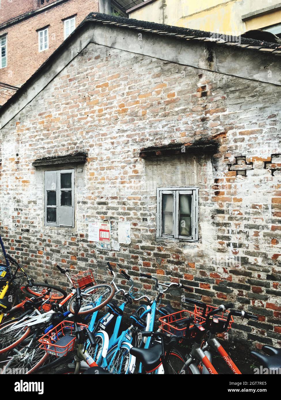 Mur de briques contre les bicyclettes Banque D'Images