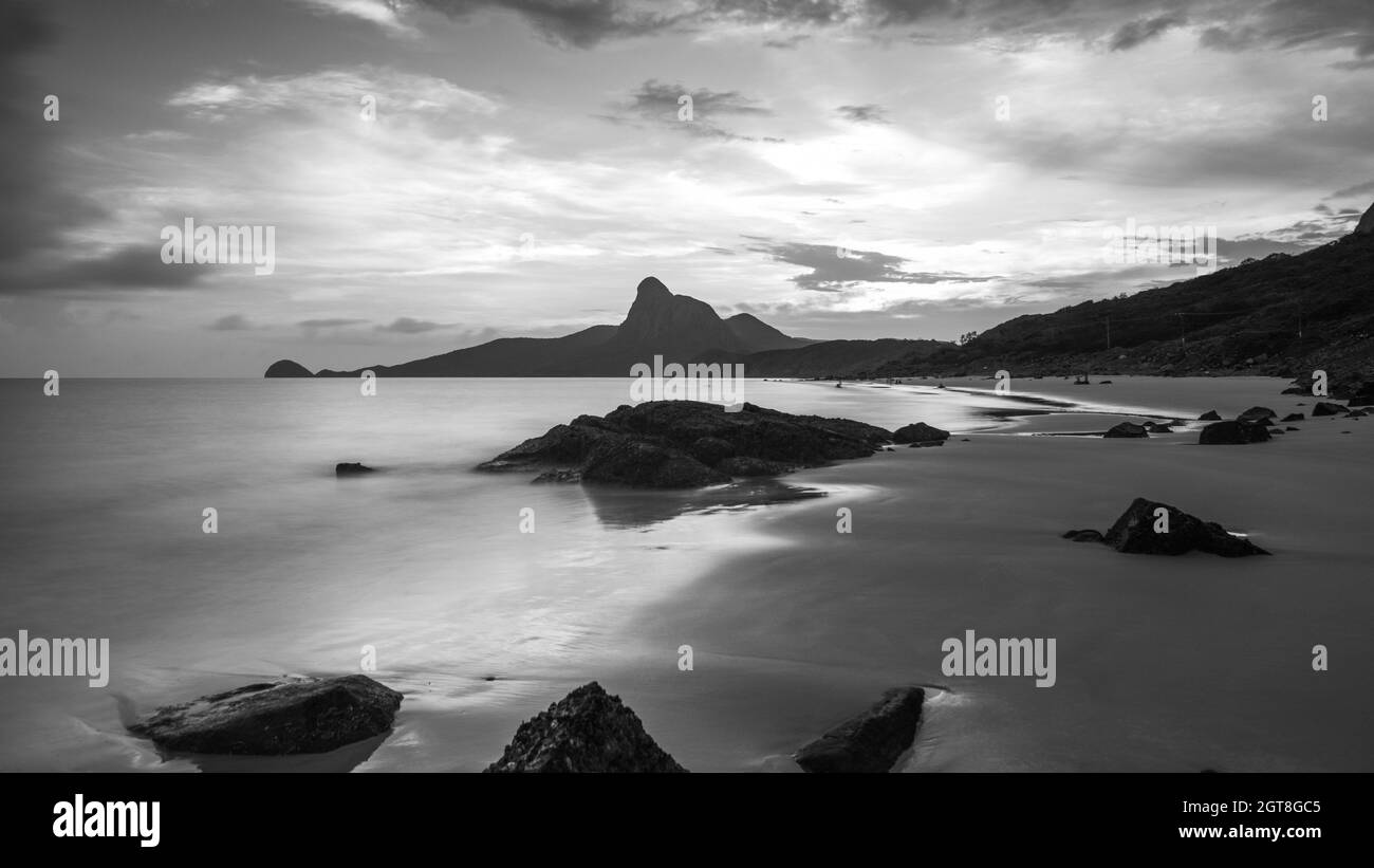 Coucher de soleil sur la longue plage de sable blanc à con Dao, Vietnam Banque D'Images