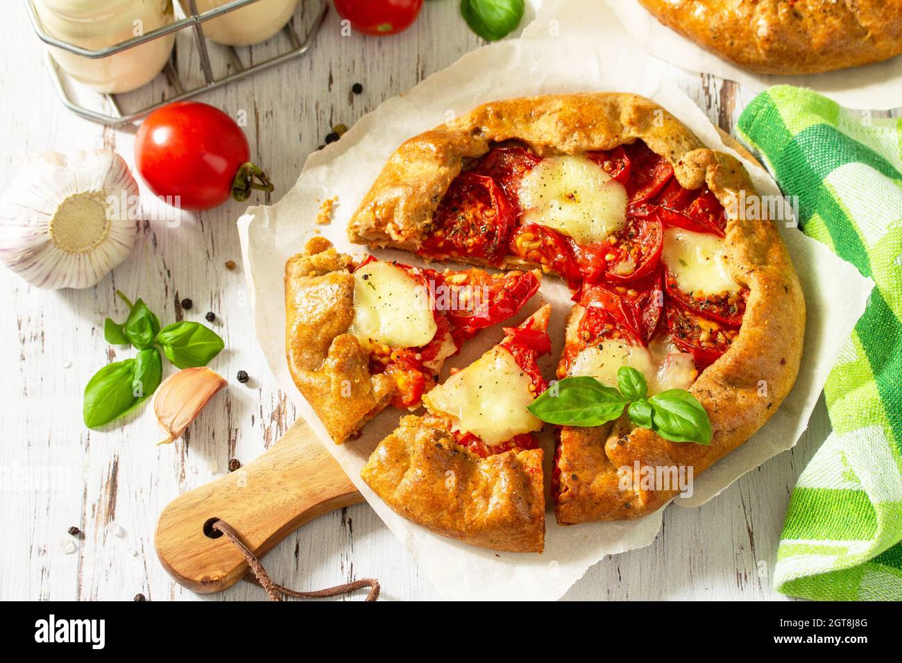 Pâtisseries saines à base de farine de seigle, aliments diététiques.Tomates Galette, Mozzarella et basilic. Banque D'Images