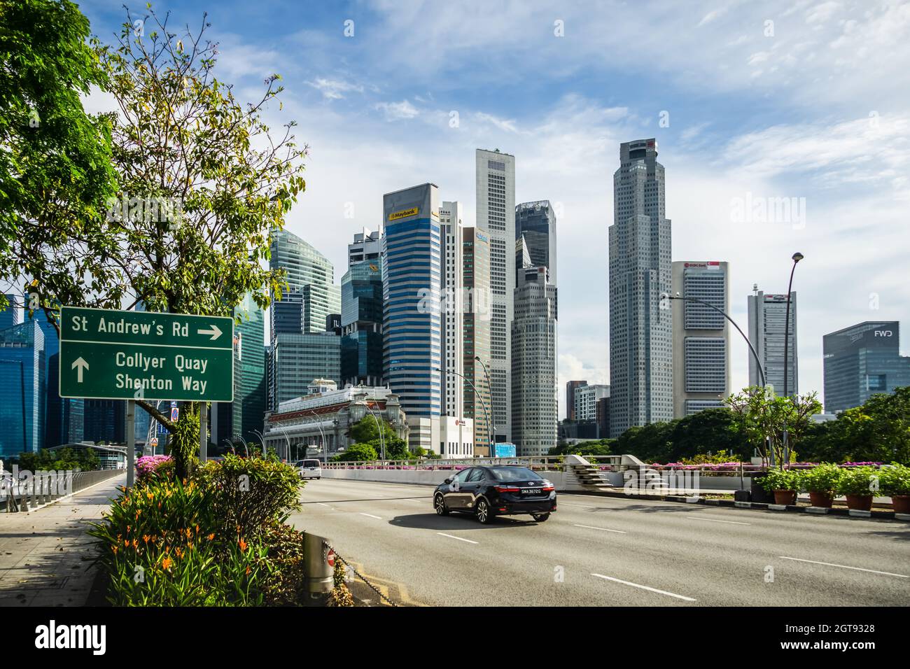 Route menant à Collyer Quay et à Shenton Way avec de magnifiques gratte-ciel du quartier central des affaires. Banque D'Images