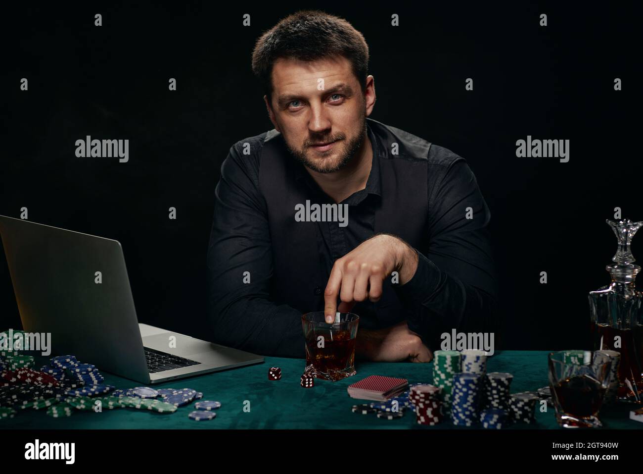 Joueur de casino barbu en ligne homme célébrant la victoire Banque D'Images