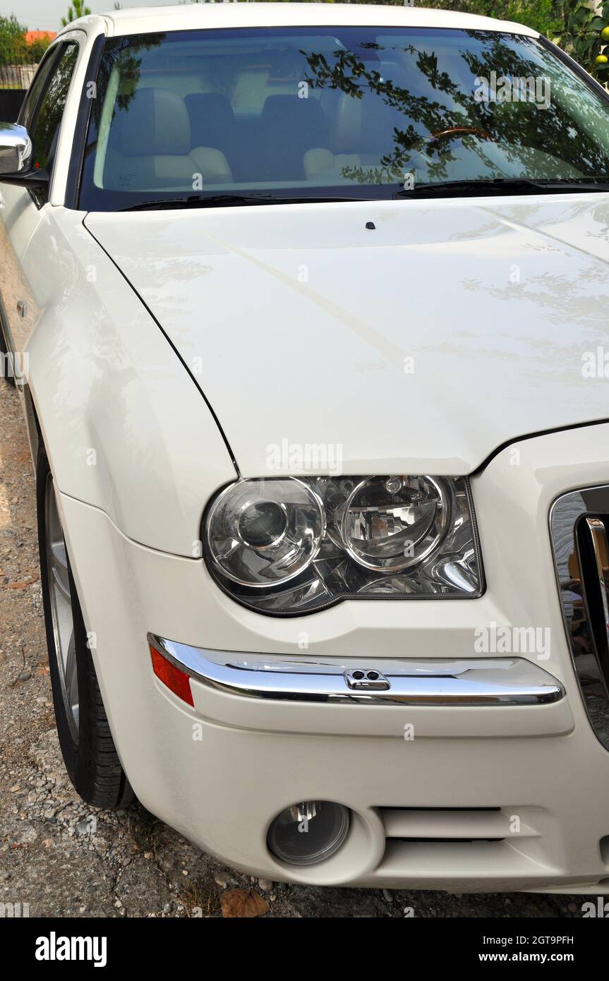 Détail des phares de voiture blanc lampe et vue avant, blanc moderne une vue avant de voiture de luxe Banque D'Images