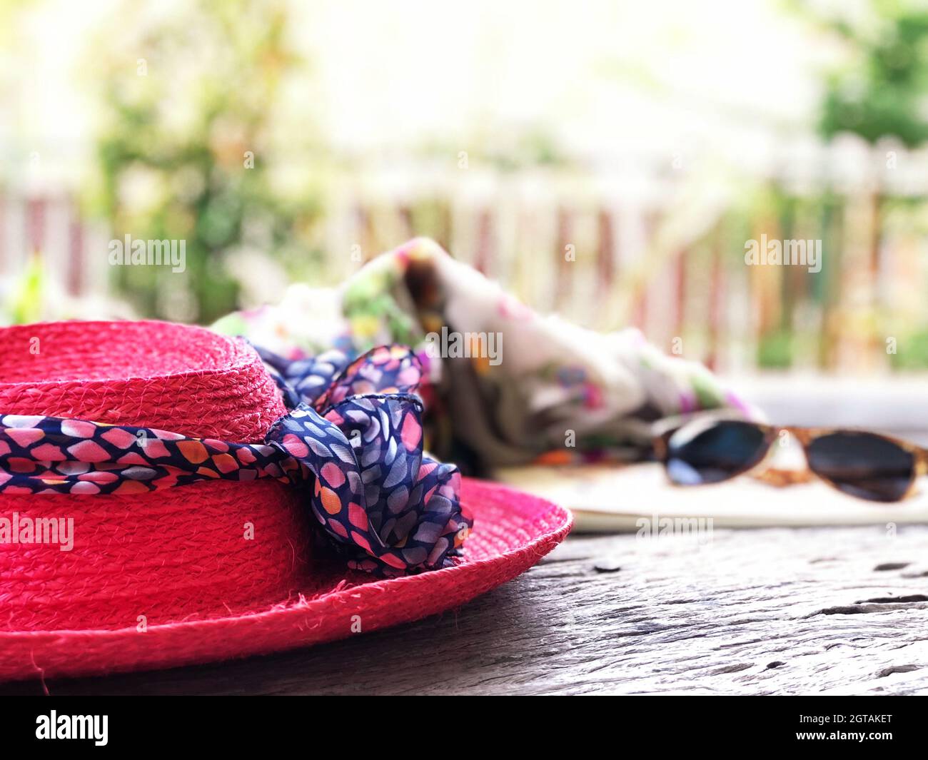 Gros plan du chapeau d'été rose et de l'écharpe sur la table Photo Stock -  Alamy