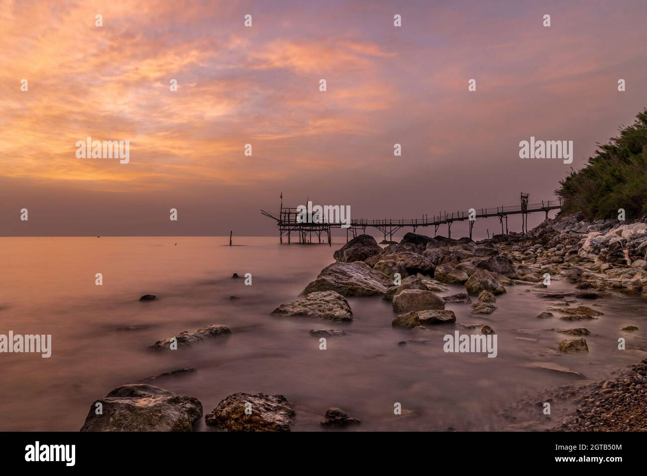 Juin 2021, San Vito Chietino, Abruzzes, Italie. Vue sur le Trabocco Turchino. Ancienne machine de pêche à l'aube avec mer soyeuse Banque D'Images