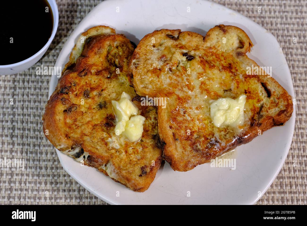 Deux tranches de pain grillé avec un mélange de beurre sur chaque tranche Banque D'Images