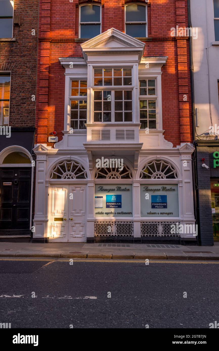 DUBLIN, IRLANDE - 17 mars 2021: Irlande, Dublin, une vue de la façade Finnegan Menton immeuble de cabinet de conseil immobilier dans la rue Merrion Row Banque D'Images