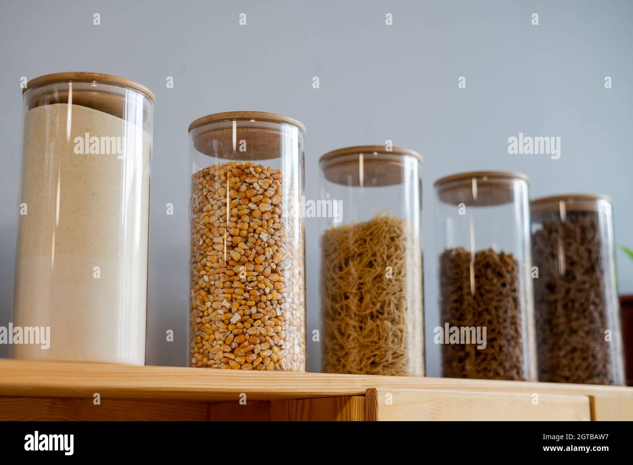 Pots en verre avec céréales dans un magasin écologique. Le concept d'une épicerie  sans emballage plastique jetable Photo Stock - Alamy