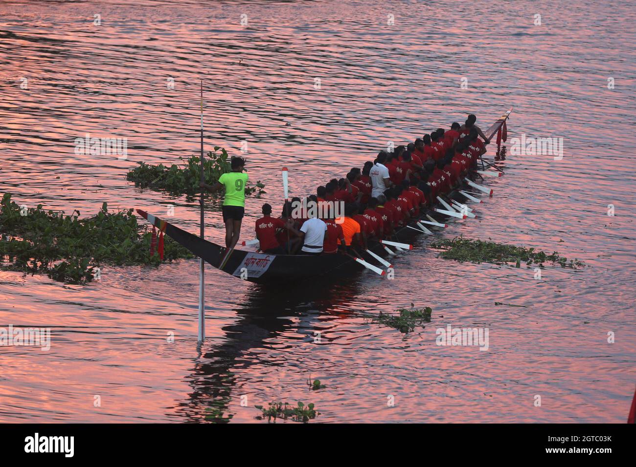 Non exclusif: DHAKA, BANGLADESH - 1er OCTOBRE 2021: Les concurrents participent à une course d'aviron sur la rivière Deotala Ichhamati, à l'occasion pour célébrer Banque D'Images