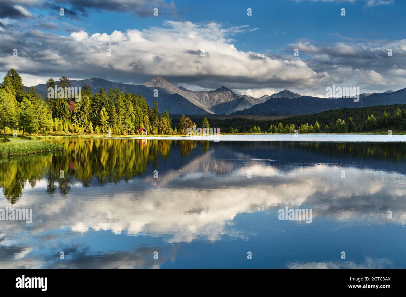 Beau lac de montagne dans les montagnes de l'Altaï avec reflet au coucher du soleil Banque D'Images