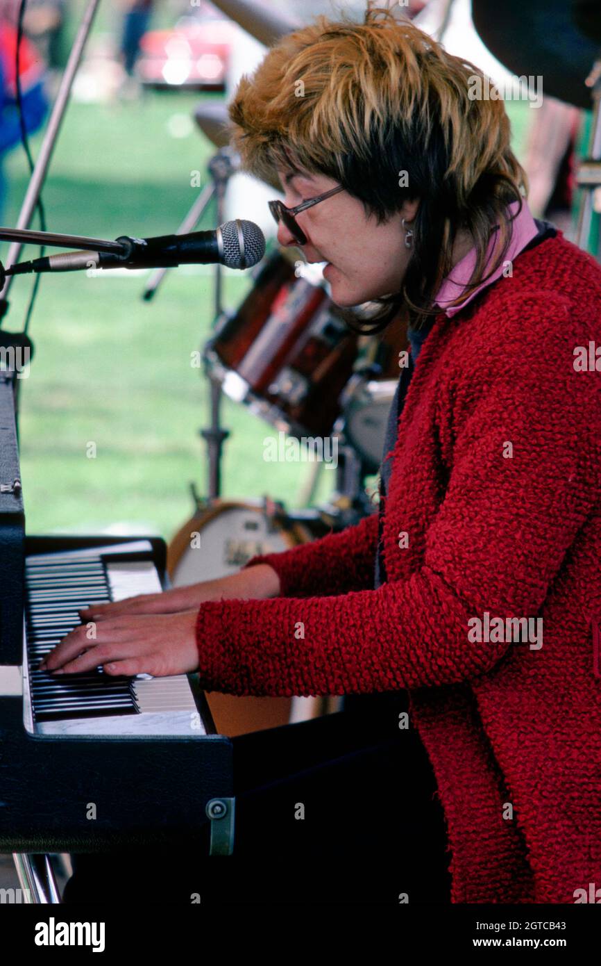 7 mai 1984 - Lampton Park, Hounslow, Londres - Laka Daisical chante et joue du piano pour les Guest Stars qui se produit au GLC Mayday Festival. Banque D'Images