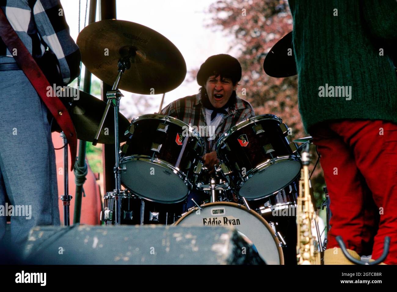 7 mai 1984 - Lampton Park, Hounslow, Londres - Josefina Cupido sur des tambours jouant dans les Guest Stars au GLC Mayday Festival. Banque D'Images