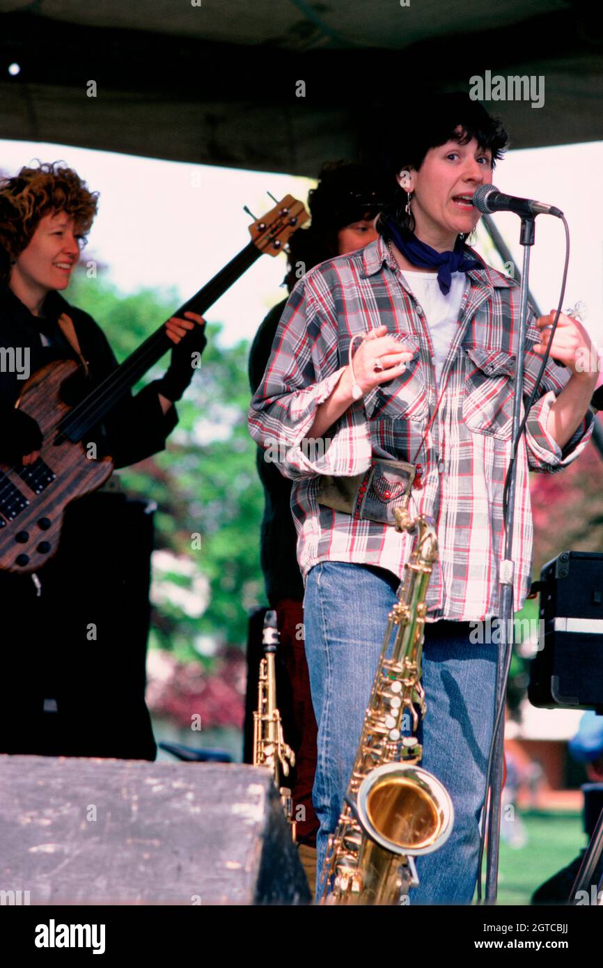 7 mai 1984 - Lampton Park, Hounslow, Londres - Josefina Cupido chantant avec Alison Raynor à la basse dans les Guest Stars au GLC Mayday Festival. Banque D'Images