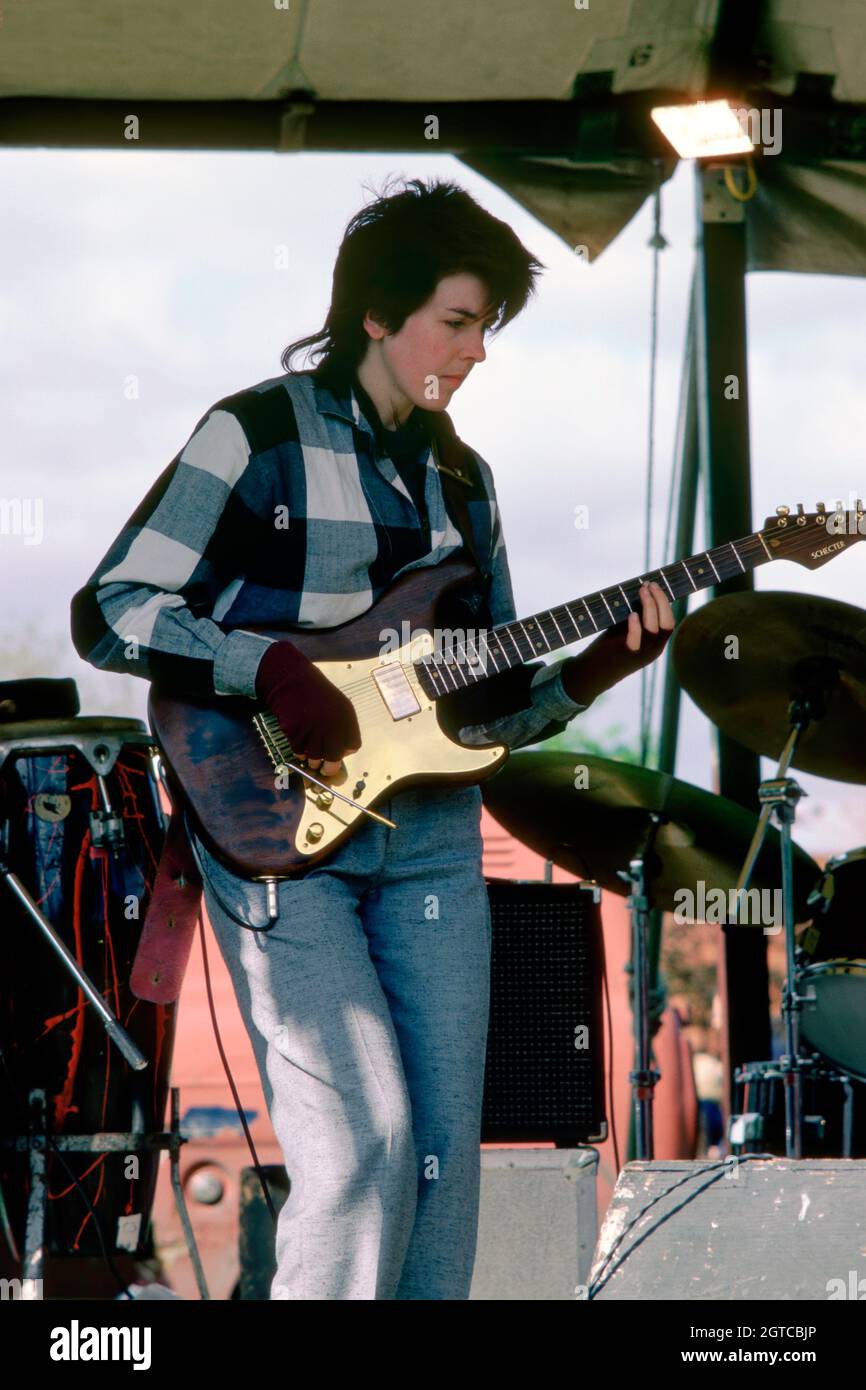 7 mai 1984 - Lampton Park, Hounslow, Londres - Diedre Cartwright (guitare) jouant dans les Guest Stars au GLC Mayday Festival. Banque D'Images