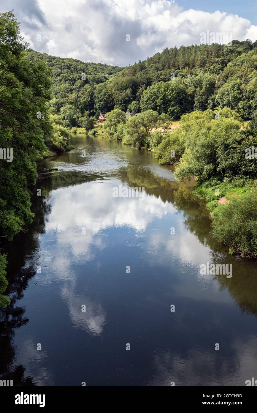La rivière Severn vue d'un train traversant le pont Victoria sur le chemin de fer de Severn Valley, Arley, Worcestershire Banque D'Images