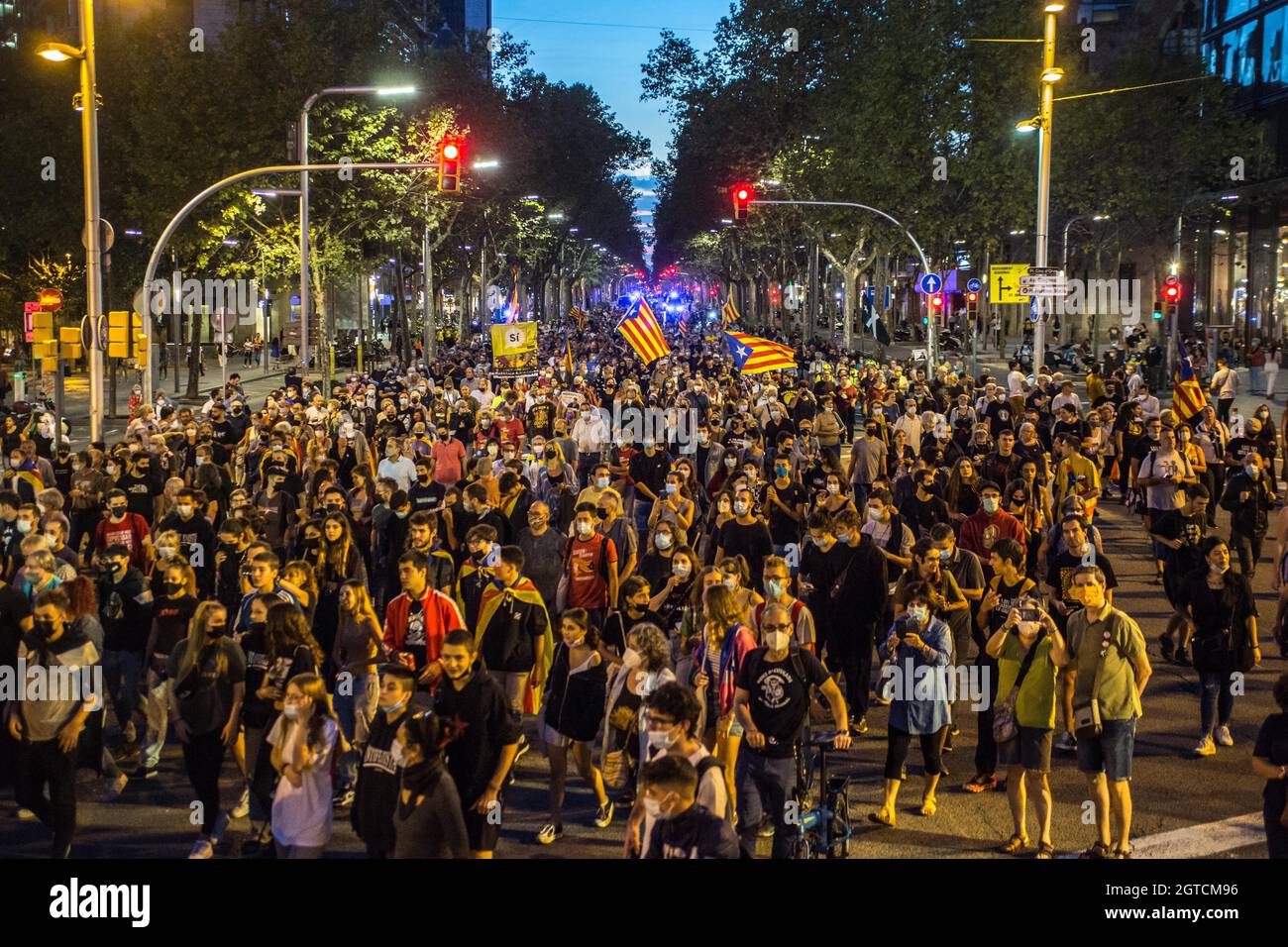 Barcelone, Catalogne, Espagne. 1er octobre 2021. Les manifestants sont vus avec des drapeaux et des bannières sur l'indépendance catalane. Le groupe d'activistes CDR (Comités pour la défense de la République) a convoqué une manifestation contre l'État espagnol et pour l'indépendance de la Catalogne le 1er octobre dernier, le quatrième anniversaire du référendum sur l'indépendance catalane de 2017 (Credit image: © Thiago Prudencio/DAX via ZUMA Press Wire) Banque D'Images