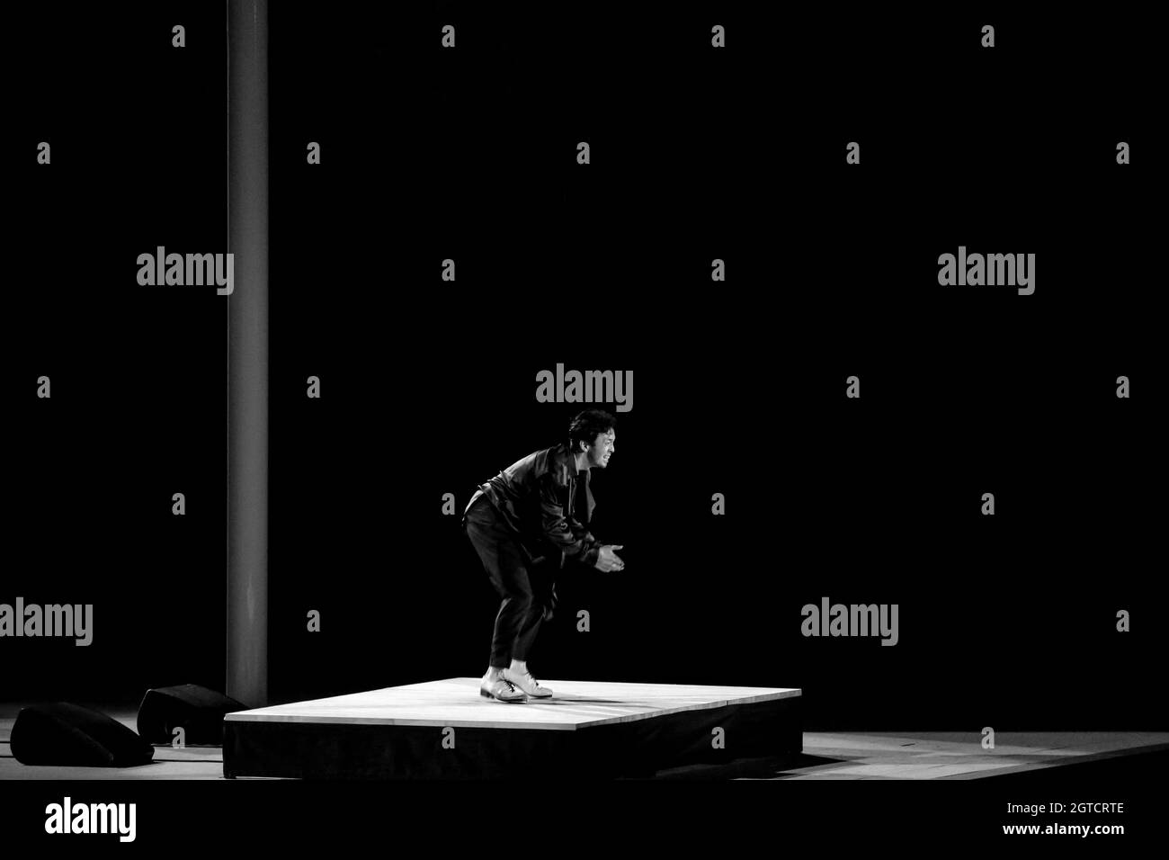 23 JUILLET 2021 - TOKYO, JAPON : un interprète danse sur scène lors de la cérémonie d'ouverture des Jeux Olympiques de Tokyo 2020 (photo de Mickael Chavet/RX) Banque D'Images