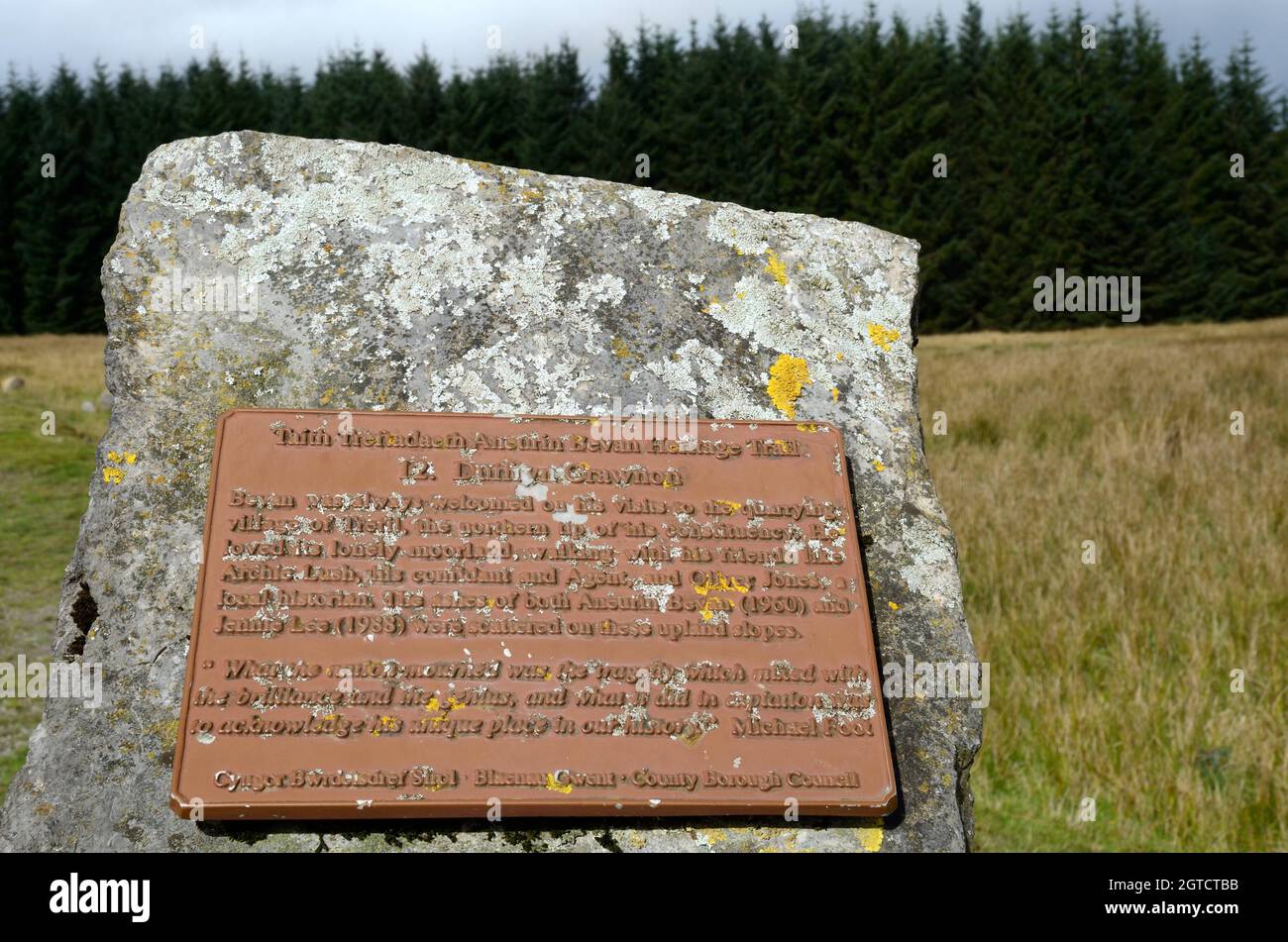 Plaque commémorative d'Aneuron Bevan sur le sentier du patrimoine d'Aneuron Bevan Mynydd Llangynidr où ses cendres et sa femme Jennie Lee sont dispersées Trevil Banque D'Images
