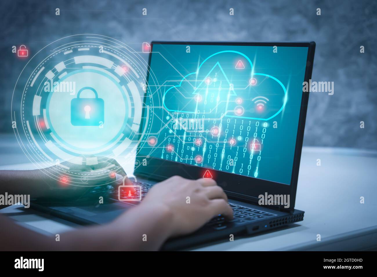 Les hommes d'affaires travaillent de chez eux sur un ordinateur avec une icône Keyhole pour les systèmes de sécurité d'accès personnels. Le concept de données de cyber-information et de la vie privée o Banque D'Images
