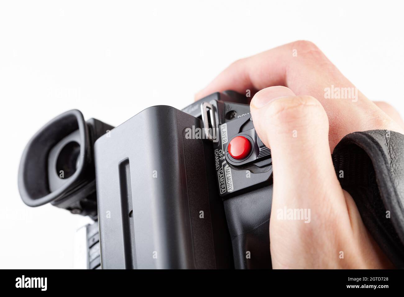 Caméscope de poche, ancien objet rétro de caméra vidéo tenu à la main, gros  plan, fond blanc, découpé. Appuyez sur le bouton rouge REC record.  Réalisation de films, m Photo Stock -