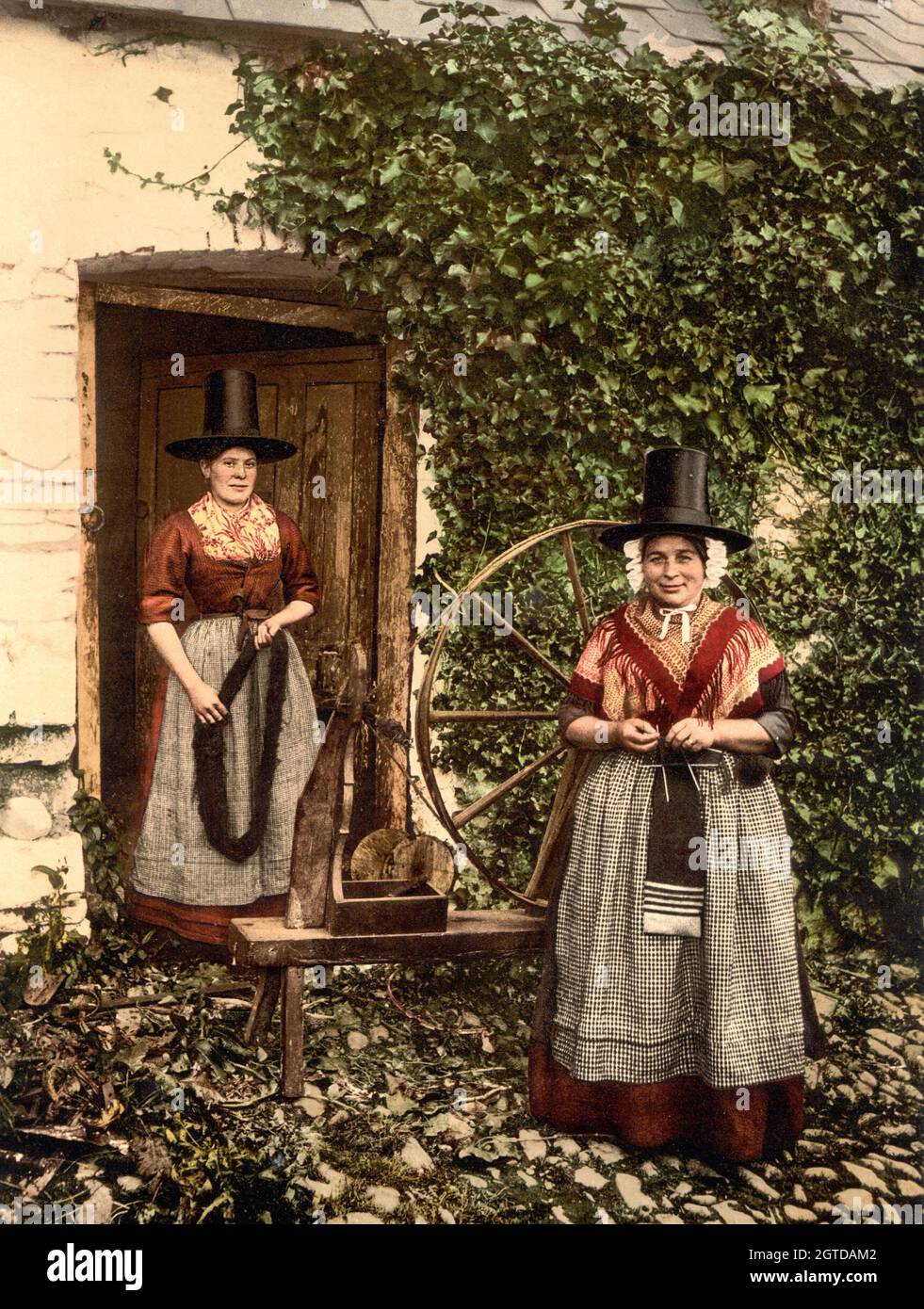 Photo vintage vers 1890 des femmes vêtues de costume traditionnel gallois. Le costume se composait du grand chapeau gallois noir (gallois: Het Gymreig) la robe et la robe de lit châle chapeau et tablier Banque D'Images