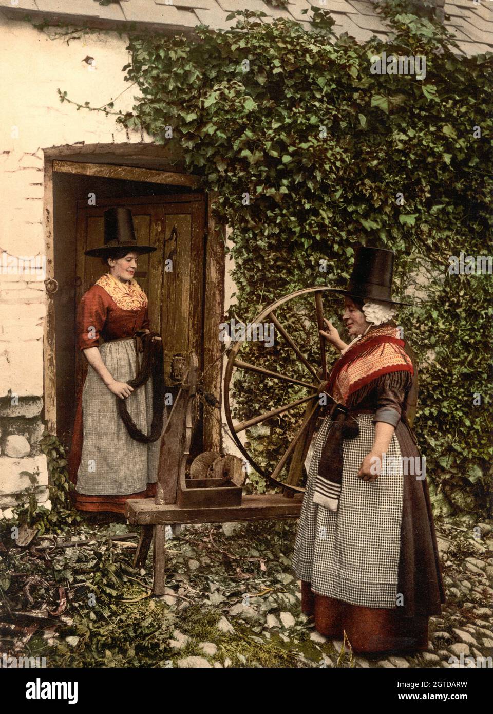 Photo vintage vers 1890 des femmes vêtues de costume traditionnel gallois. Le costume se composait du grand chapeau gallois noir (gallois: Het Gymreig) la robe et la robe de lit châle chapeau et tablier Banque D'Images