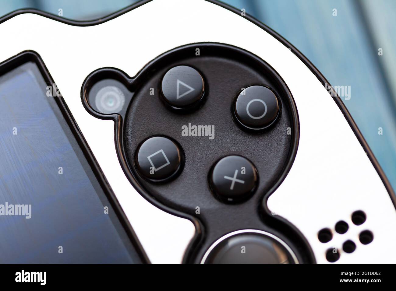 PS Vita, macro boutons d'action de la console de jeu vidéo de poche PlayStation, gros plan. Détail des contrôles de triangle, de cercle, de croix et de carré. Console de jeu portable Banque D'Images