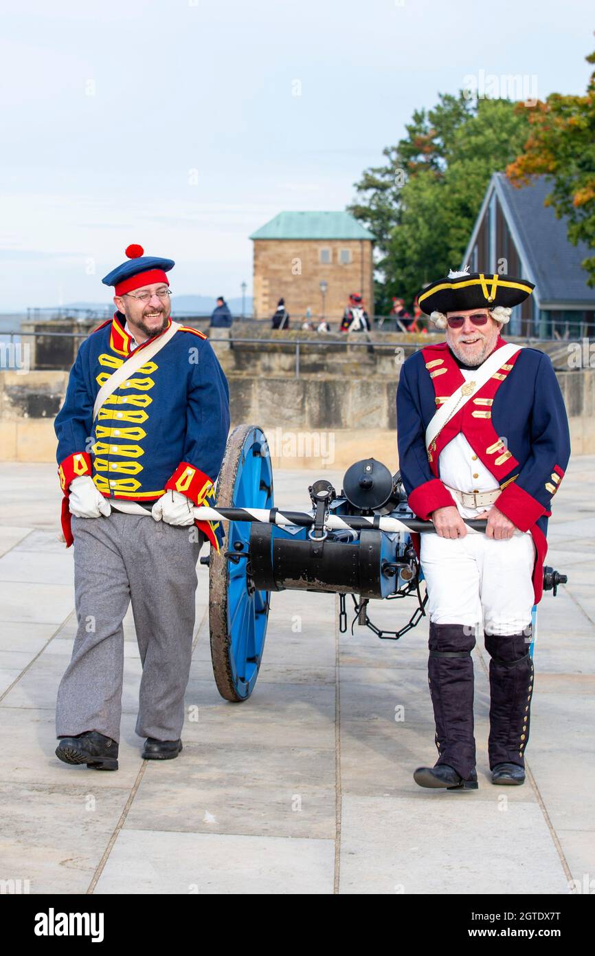 Konigstein, Allemagne. 02 octobre 2021. 02 octobre 2021, Saxe, Königstein : un homme dans l'uniforme de l'Artillerie royale britannique (à gauche) et un autre dans l'uniforme des Prussiens (à droite) à partir de l'an 1740, poussent un petit canon à sa place sur la forteresse Königstein. Pour le 'Cannon thunder over the Elbe Valley' plusieurs amateurs de canons veulent revivre le temps de ce temps pour une journée avec différentes répliques de canons dans les vêtements historiques. Photo: Daniel Schäfer/dpa-Zentralbild/ZB crédit: dpa Picture Alliance/Alay Live News Banque D'Images
