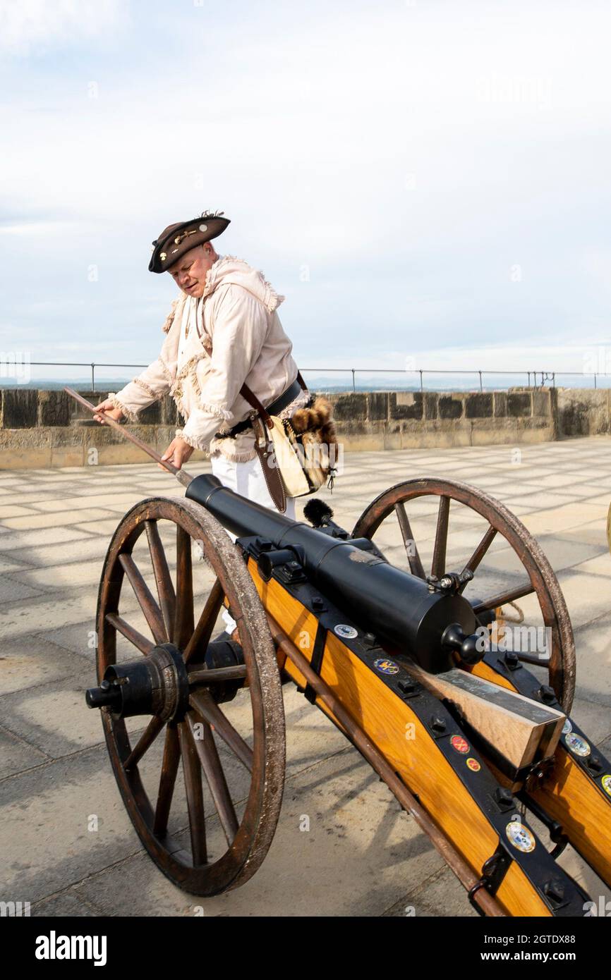 Konigstein, Allemagne. 02 octobre 2021. 02 octobre 2021, Saxe, Königstein : un homme en uniforme de milice de Virginie nettoie son canon après le premier tir. Plusieurs canons amateurs avec diverses répliques de canons dans des vêtements historiques sont arrivés à la forteresse de Königstein pour le 'Cannon Thunder over the Elbe Valley', qui veulent revivre les temps d'antan pendant une journée. Photo: Daniel Schäfer/dpa-Zentralbild/ZB crédit: dpa Picture Alliance/Alay Live News Banque D'Images