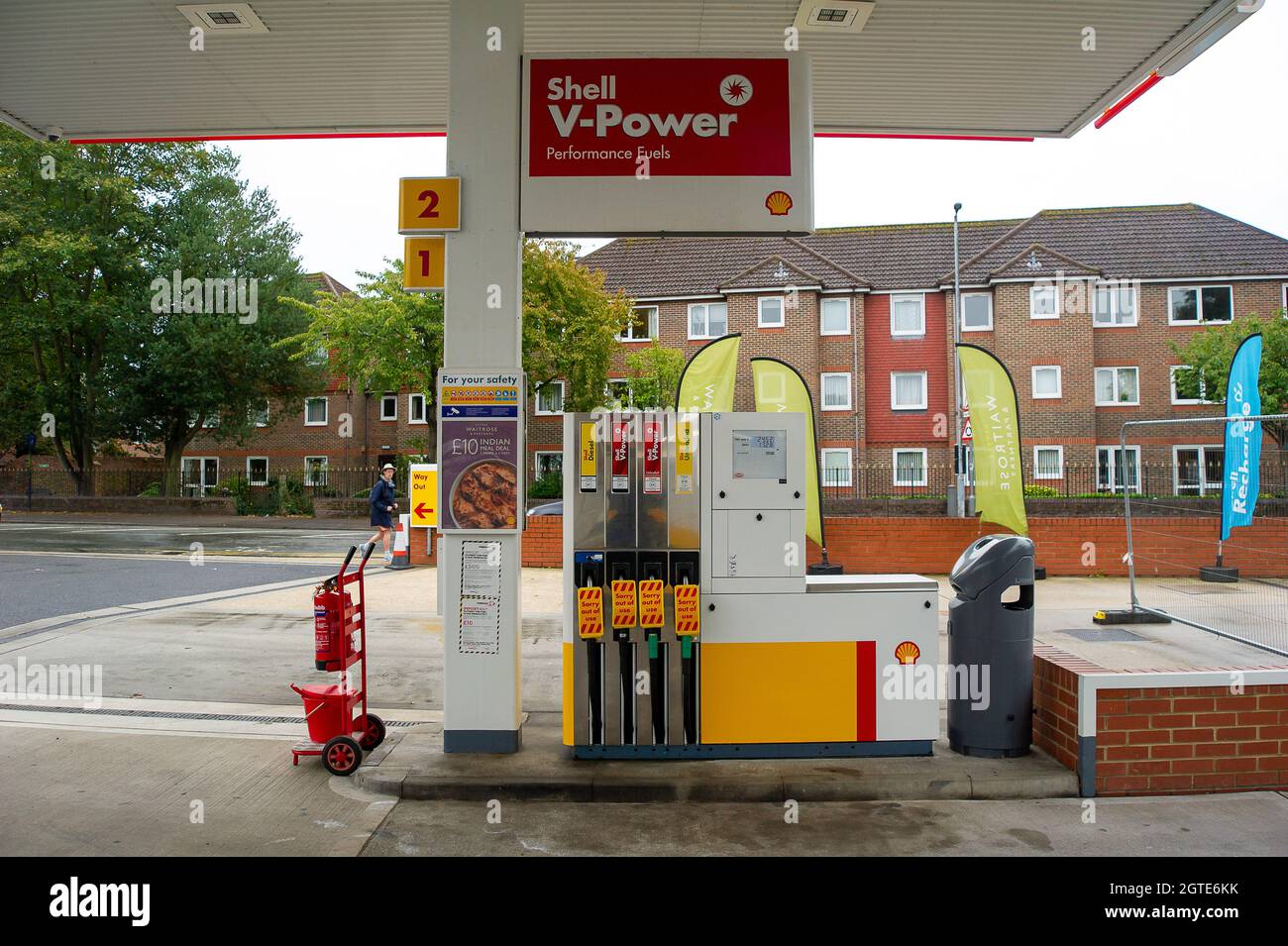Dedworth, Windsor, Royaume-Uni. 2 octobre 2021. Le garage Shell de Dedworth n'avait plus de carburant ce matin. Un client était satisfait de la recharge de sa voiture électrique. L'armée devrait être déployée dans tout le pays à partir de lundi, alors que la panique des achats d'essence et de diesel se poursuit. Les livraisons de carburant demeurent intermittentes à la suite d'une pénurie de conducteurs de camions-citernes. Crédit : Maureen McLean/Alay Live News Banque D'Images