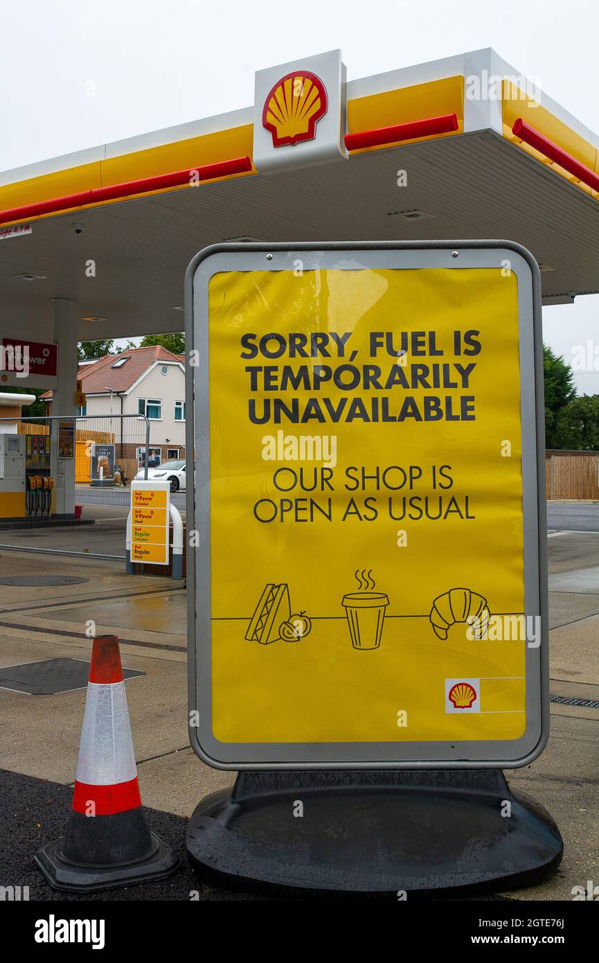 Dedworth, Windsor, Royaume-Uni. 2 octobre 2021. Le garage Shell de Dedworth n'avait plus de carburant ce matin. Un client était satisfait de la recharge de sa voiture électrique. L'armée devrait être déployée dans tout le pays à partir de lundi, alors que la panique des achats d'essence et de diesel se poursuit. Les livraisons de carburant demeurent intermittentes à la suite d'une pénurie de conducteurs de camions-citernes. Crédit : Maureen McLean/Alay Live News Banque D'Images