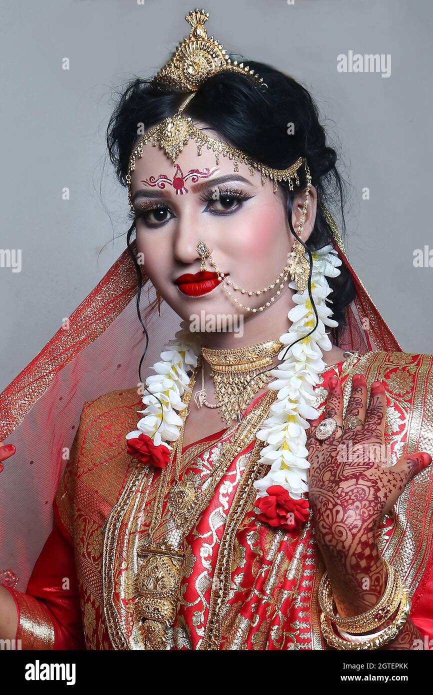 Photographe de mariage en action, prenant une photo de la mariée Banque D'Images